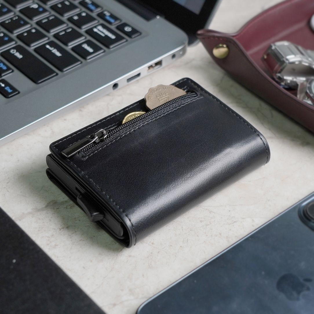 Black color LEURA 2.0 Unisex  Wallet back side coin pocket for optimal storage